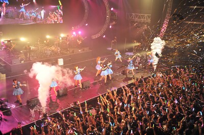 「キャンディー・ルーム」でテープを噴出する演出を行ったPASSPO☆。