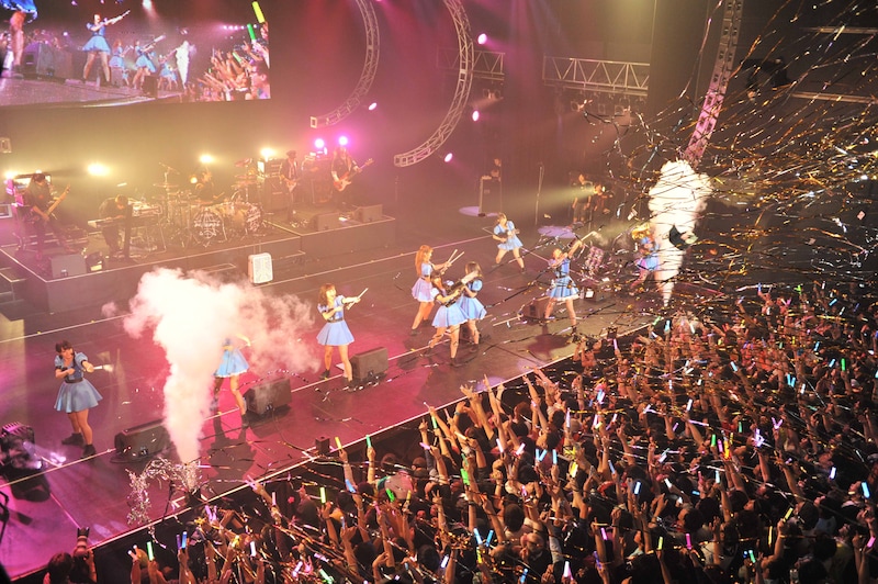 「キャンディー・ルーム」でテープを噴出する演出を行ったPASSPO☆。