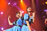 ロックポーズを決める増井みおと玉井杏奈（左から）。