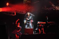 ギターのPANTHERに挑む奥仲麻琴と増井みお。