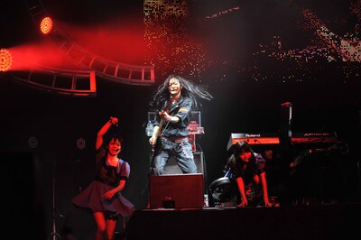 ギターのPANTHERに挑む奥仲麻琴と増井みお。