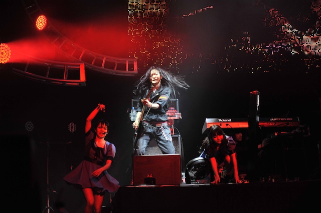 ギターのPANTHERに挑む奥仲麻琴と増井みお。