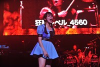 ドラムのHIMAWARIを恐れる奥仲麻琴。