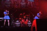 ドラムのHIMAWARIの圧倒的な力の前に恐れおののく奥仲麻琴と増井みお。