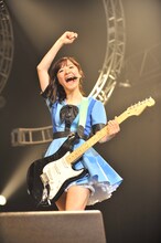 ギター演奏を披露した槙田紗子。