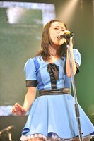 「I LOVE PASSPO☆」を熱唱する森詩織。