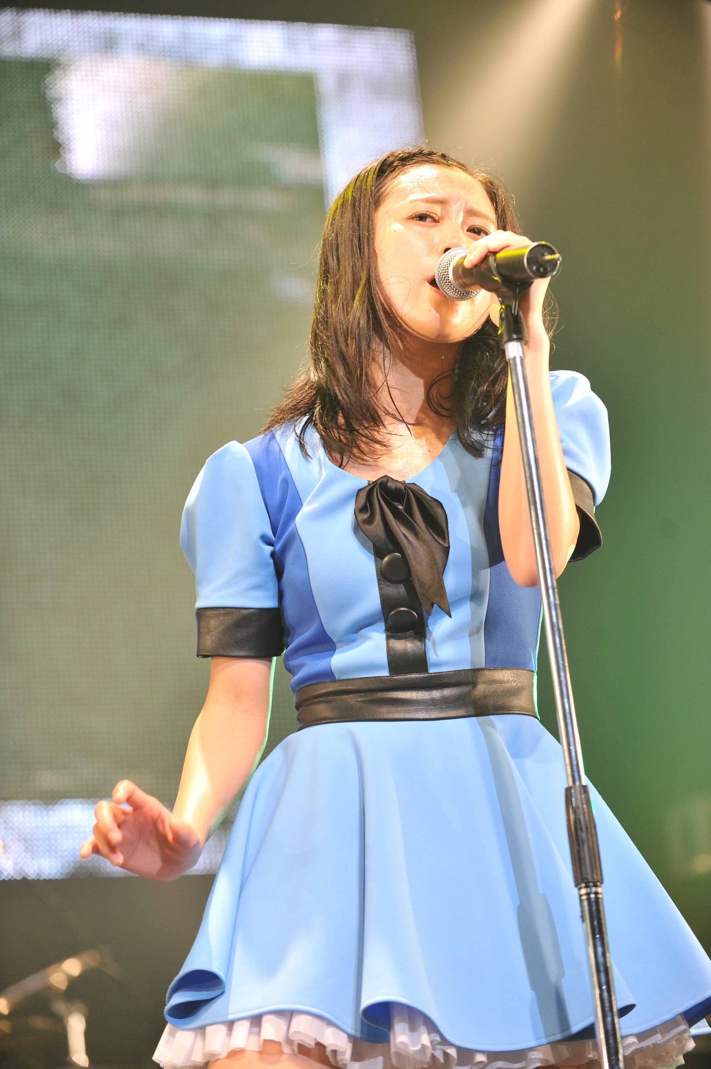 「I LOVE PASSPO☆」を熱唱する森詩織。