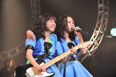 「I LOVE PASSPO☆」を歌う森詩織とギターを演奏する槙田紗子。