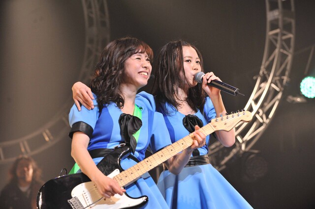 「I LOVE PASSPO☆」を歌う森詩織とギターを演奏する槙田紗子。