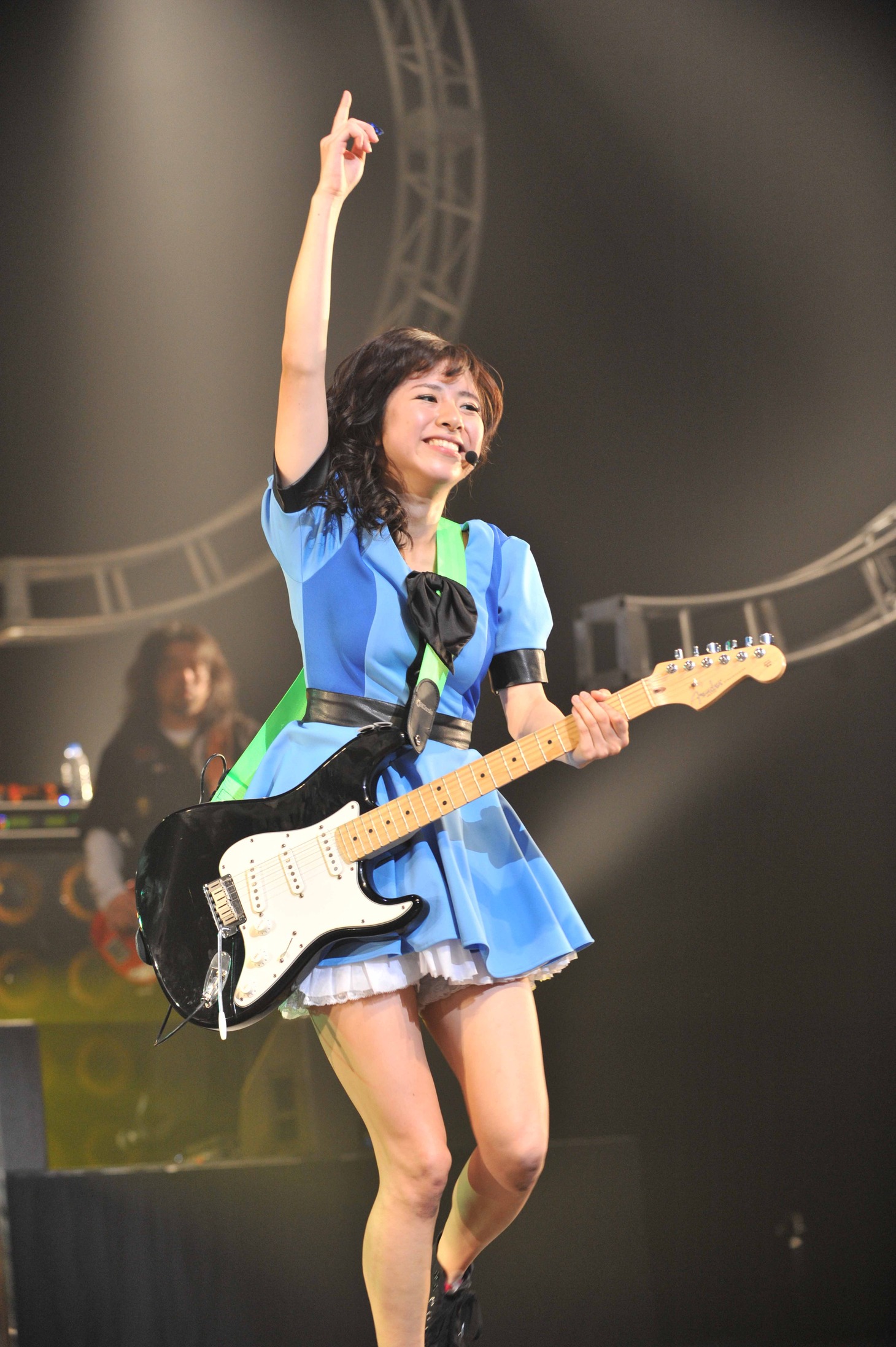 ギターを演奏する槙田紗子。