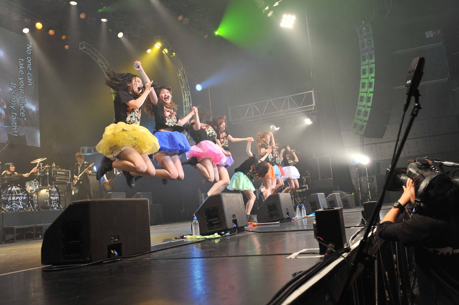 新曲「I」を披露するPASSPO☆。