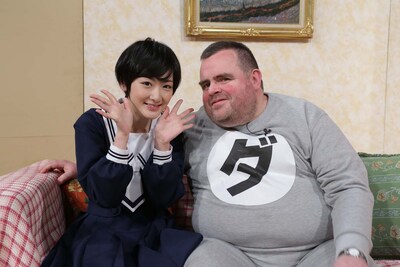 ダルさんと記念撮影をする生駒里奈（写真は前回出演時）。