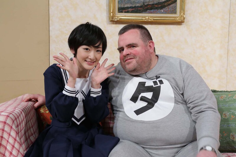 ダルさんと記念撮影をする生駒里奈(写真は前回出演時)。
