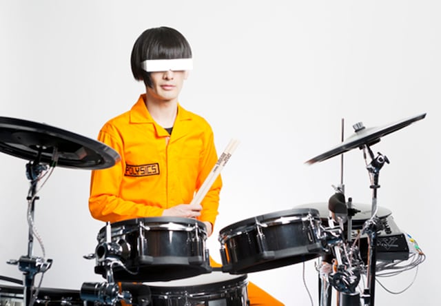 ローランド「Vドラム」のハイエンドモデル「TD-30KV-S」を試奏するヤノ（POLYSICS）。