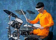 ローランド「Vドラム」のハイエンドモデル「TD-30KV-S」を試奏するヤノ（POLYSICS）。