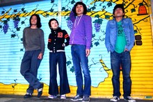 ズボンズ。左からムーストップ（B, Vo）、マッタイラ（Key, Vo, G）、ドン・マツオ（G, Vo）、ピット（Dr）。