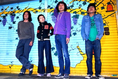 ズボンズ。左からムーストップ（B, Vo）、マッタイラ（Key, Vo, G）、ドン・マツオ（G, Vo）、ピット（Dr）。