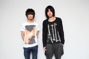 左からThe Flickersの安島裕輔（Vo, G, Syn）とHaKUの辻村有記（Vo, G）。