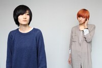 左からきのこ帝国の佐藤（Vo, G）とハルカトミユキのハルカ（Vo, G）。