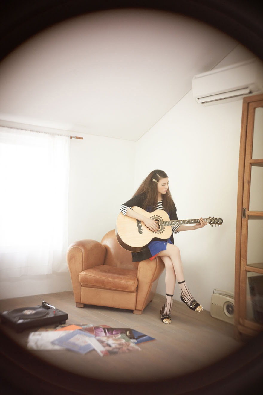 柴咲コウ「Ko Shibasaki Lyrical*World」に収められるグラビアの1枚。 (C) 2013 STARDUST MUSIC / UNIVERSAL MUSIC / KADOKAWA MAGAZINES