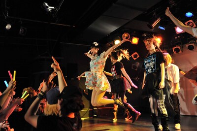 愛川こずえ（中央）