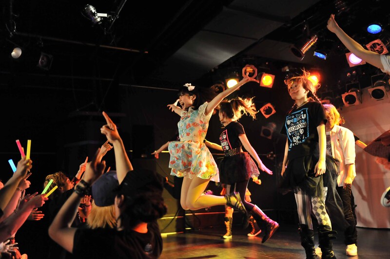 愛川こずえ（中央）