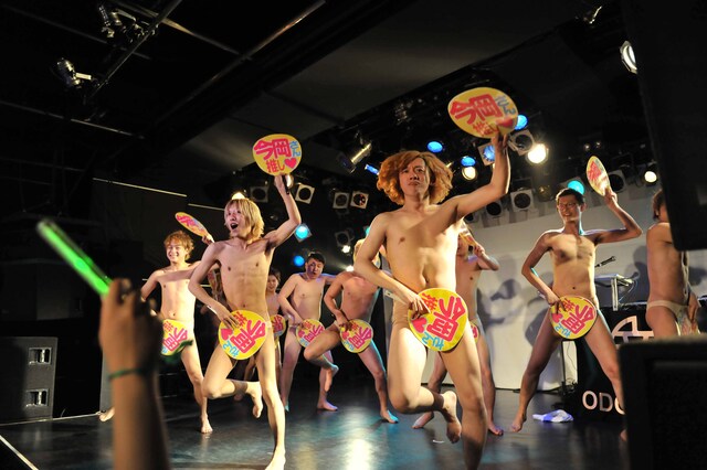 今岡さんとまつざか君らで「睡蓮花」を楽しそうに踊る。