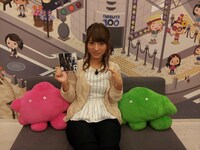 JKT48のシングルを手にした高城亜樹。