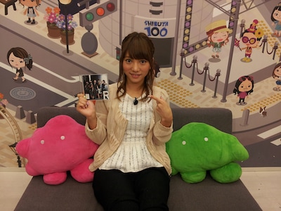 JKT48のシングルを手にした高城亜樹。