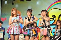 菊地亜美（左）にCheeky Paradeの振り付けをレクチャーする渡辺亜紗美（中央）、関根優那（右）。