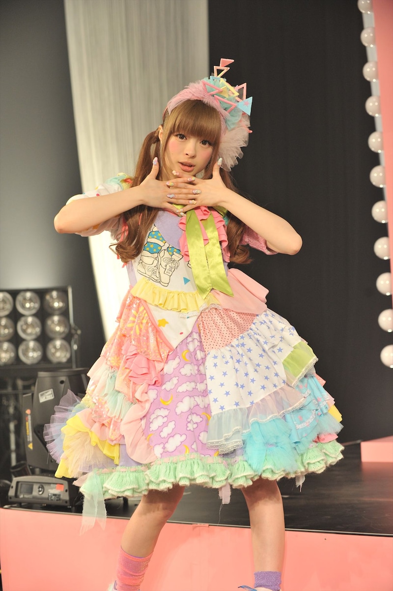 「インベーダーインベーダー」のビデオクリップと同じパッチワーク風ドレスを着たきゃりーぱみゅぱみゅ。