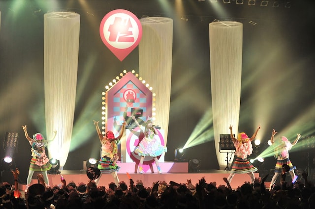 ライブで「インベーダーインベーダー」をパフォーマンスする様子。