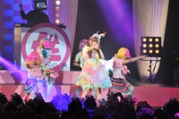 ライブで「インベーダーインベーダー」をパフォーマンスする様子。