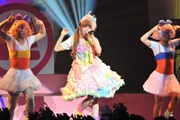 ライブで「にんじゃりばんばん」をパフォーマンスする様子。