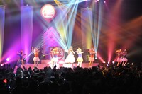 「だ」の文字のお面をかぶったオーディエンスで埋め尽くされたフロア。