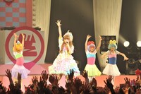 ライブで「きゃりーANAN」をパフォーマンスする様子。