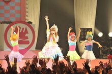 ライブで「きゃりーANAN」をパフォーマンスする様子。