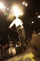 5月9日に東京・WWWでライブを行った石崎ひゅーい。