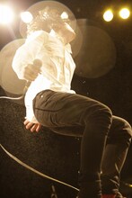 5月9日に東京・WWWでライブを行った石崎ひゅーい。