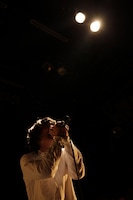 5月9日に東京・WWWでライブを行った石崎ひゅーい。