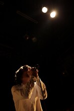 5月9日に東京・WWWでライブを行った石崎ひゅーい。