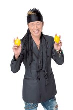 「週刊ザテレビジョン」の表紙撮影でレモンを持つ長渕剛。