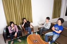 インタビューに応じるSCOOBIE DO。