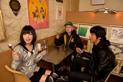 写真左から夢眠ねむ、小野武正（KEYTALK）、Kawanishi。