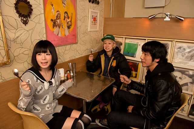 写真左から夢眠ねむ、小野武正（KEYTALK）、Kawanishi。