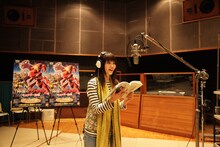 アフレコ中の吉岡聖恵。