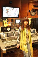 レコーディングスタジオでポーズする吉岡聖恵。