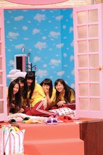 18歳以上の百田夏菜子、有安杏果、高城れにはスタジオ内に寝泊まり。3人のための寝室が用意されている。