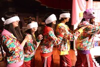 Ustream配信を行う“部屋”に目隠しで連れられてきたももいろクローバーZの5人。