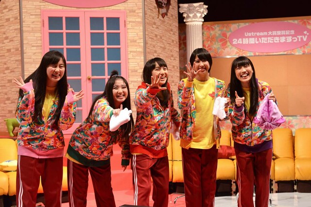 ももいろクローバーZ。写真は2013年の「USTREAM大賞受賞記念 24時間いただきますっTV」の様子。